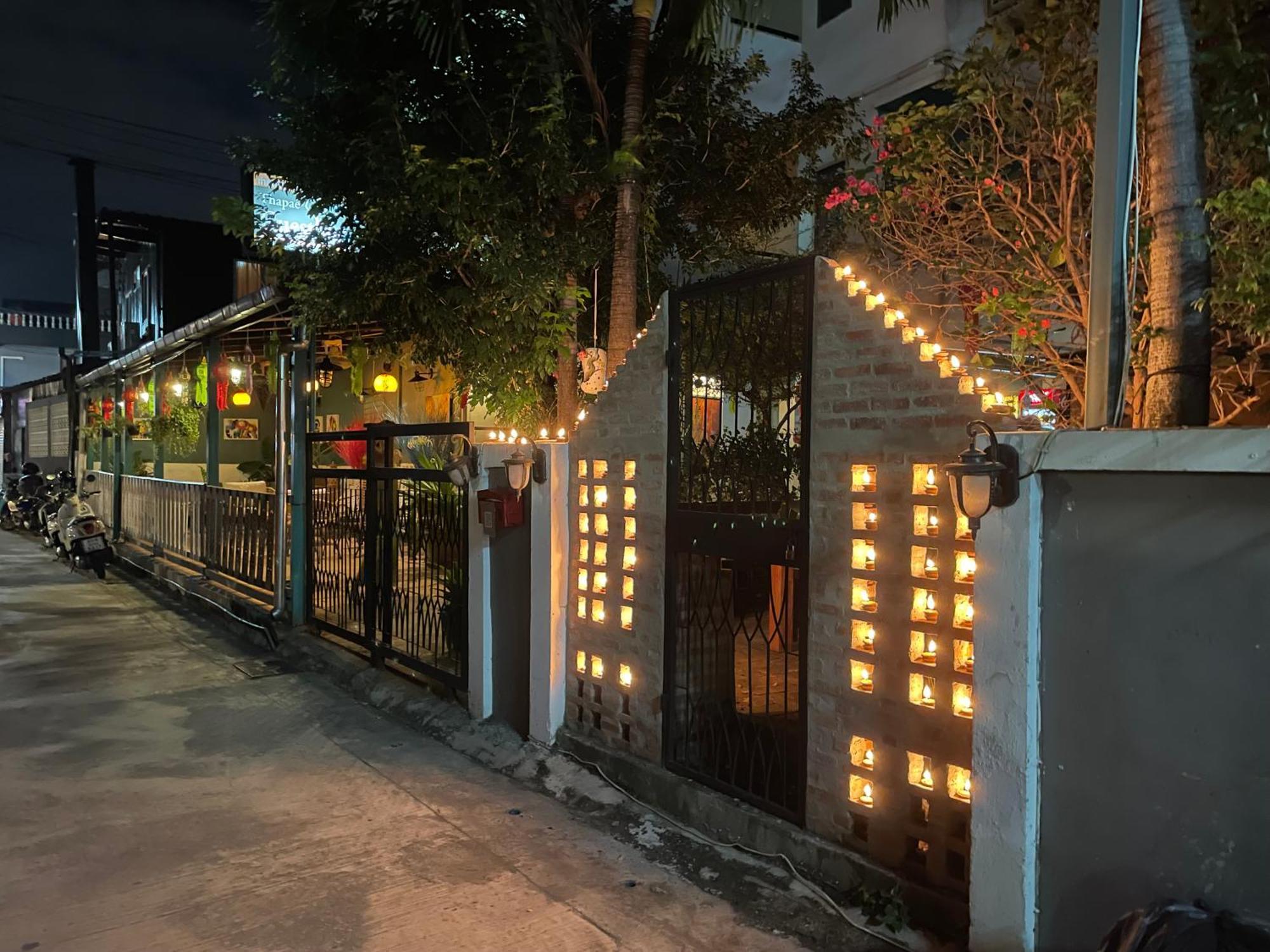 Thapae Gate Lodge Чиангмай Екстериор снимка